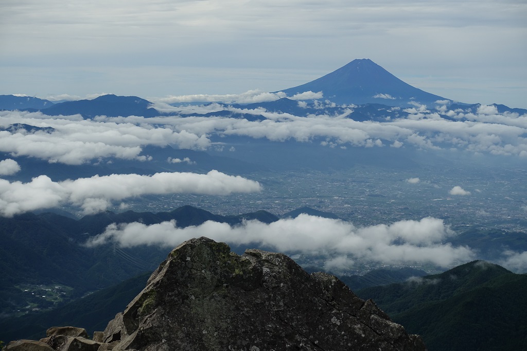 乾徳山の山頂から眺めた富士山